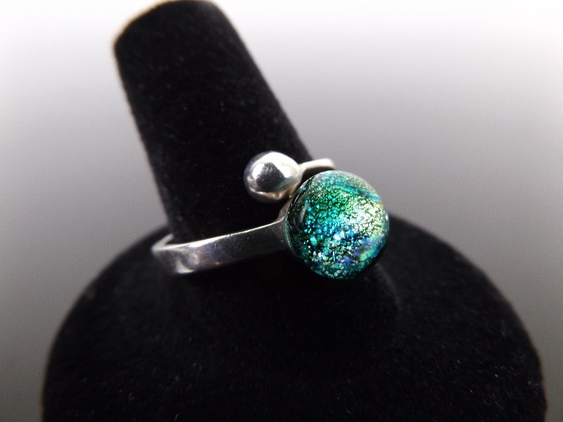 lot 82 image: .925 Sterling Silver Green Dichroic Art Glass Ring Size 8.5