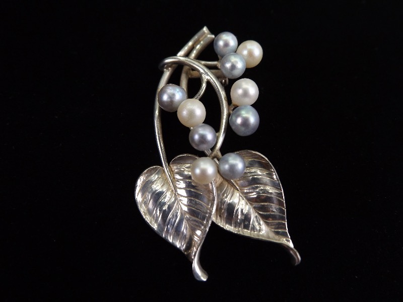 lot 93 image: Antique .925 Sterling Silver Cultured Pearl Flower Brooch