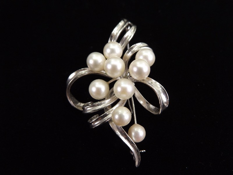 lot 94 image: Antique .925 Sterling Silver Cultured Pearl Flower Brooch