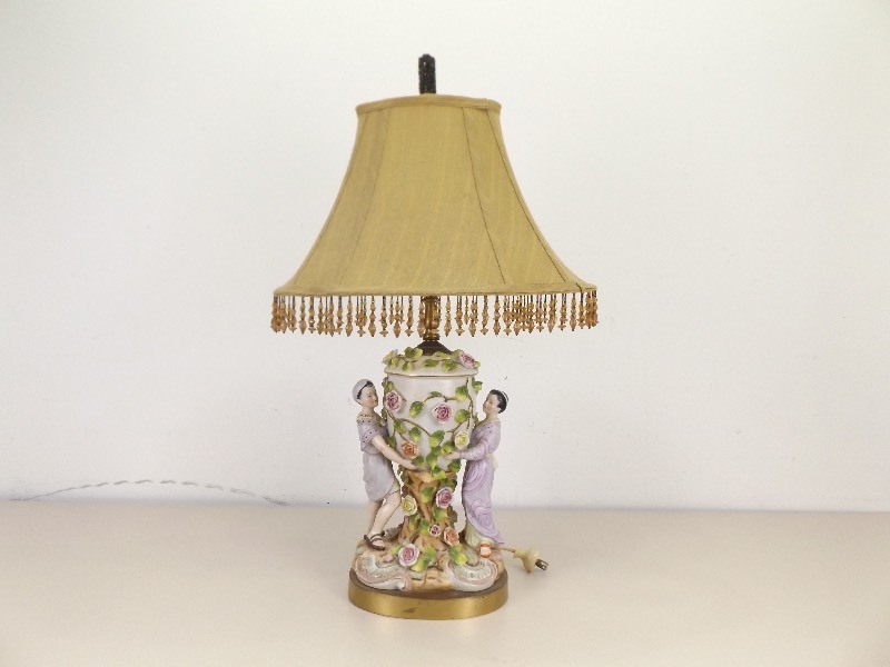 lot 4 image: Antique Porcelain Figural Lamp