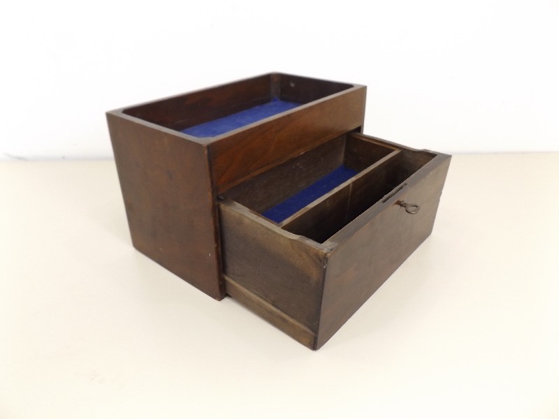 lot 23 image: Antique Wood Gentlemans Box