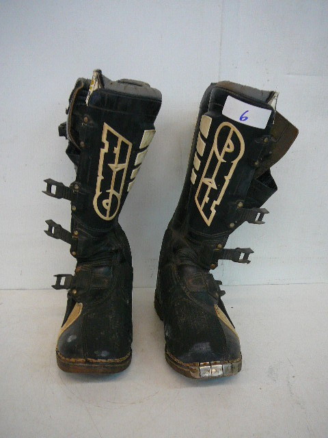 lot 6 image: Dirt Bike Boot
