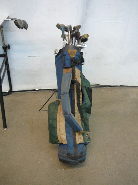 lot 18 image: Golf Clubs & Bag
