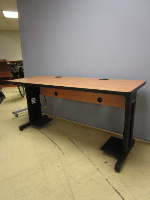 KENDALL HOWARD WORKSTATION WITH POWER