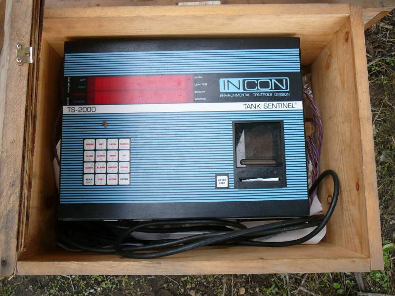lot 33 image: Incon Tank Monitor for up to 8 Pumps  Wire & Wooden Storage Boxes