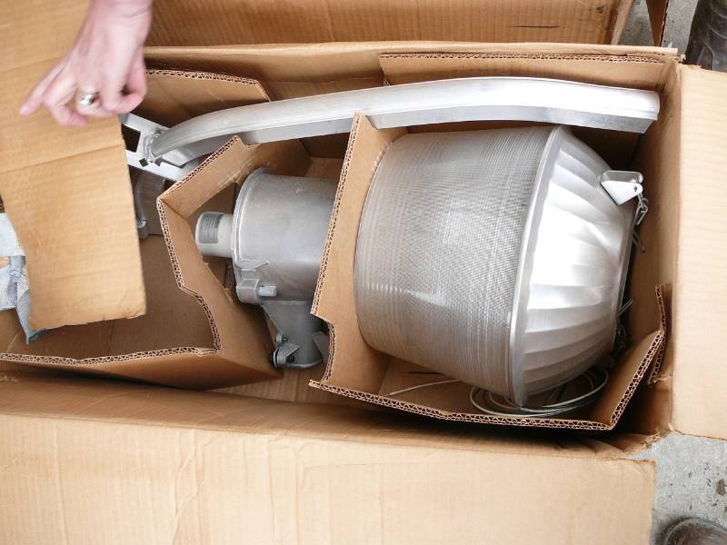 lot 1 image: Some New Yard Lights, Canopy Lights still in Box and parts