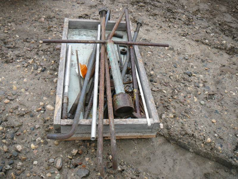 lot 25 image: Footing Bolts and misc