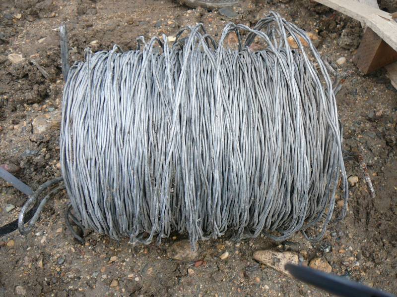 lot 27 image: Ubolts, Roll of Wire, Used Hoses