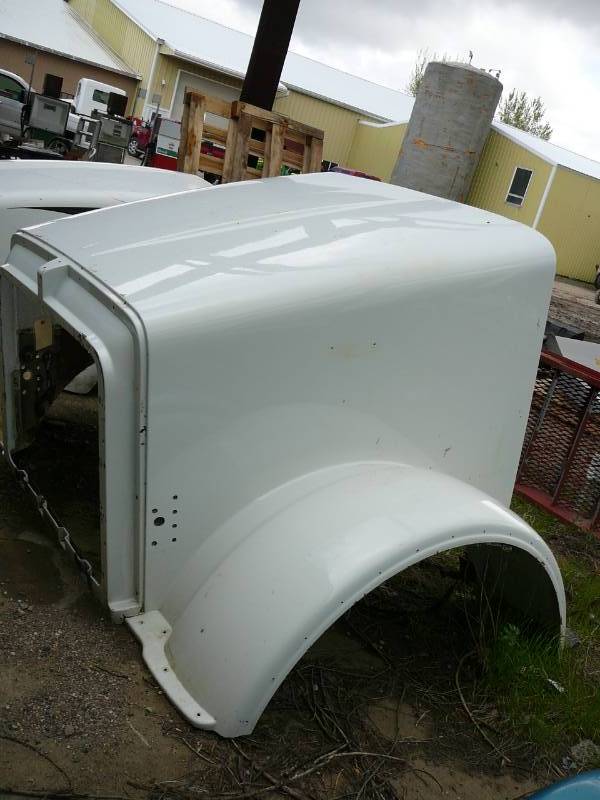lot 35 image: Hood Peterbuilt