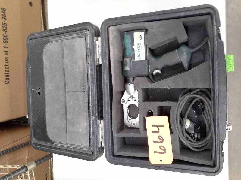 lot 664 image: Greenlee Gator CCCX Tool with Case