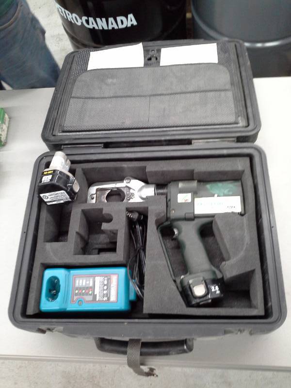 lot 670 image: Greenlee Gator ECCX 12VDC Battery-Powered Crimp Tool with Battery, Charger, Case