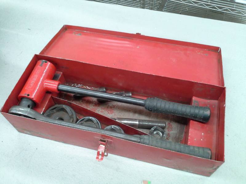 lot 673 image: GB 1-2in. To 2in. Hand Ratchet Knockout Set with Case