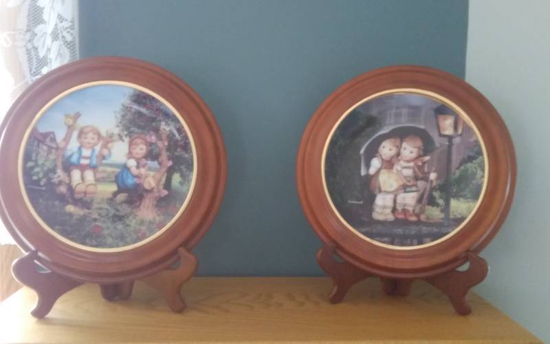 lot 6 image: 2-Hummel Plates With Easels