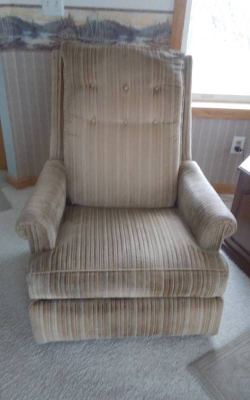 lot 7 image: Lazy Boy Recliner Chair
