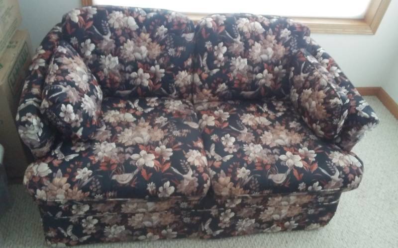 lot 8 image: Flexsteel Sofa & Love Seat Set