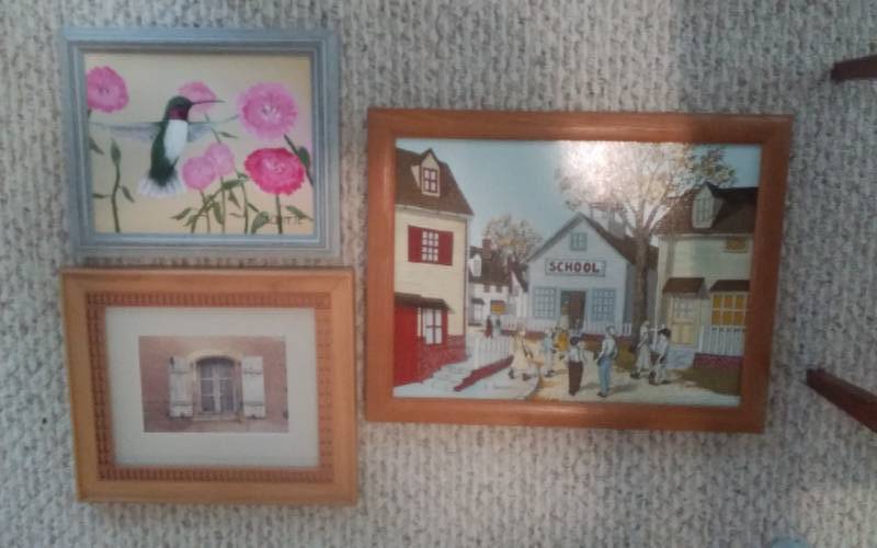 lot 10 image: 3-Piece Pictures