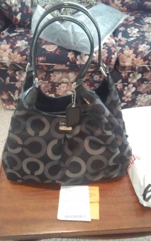 lot 19 image: COACH Purse Like New-Never Used