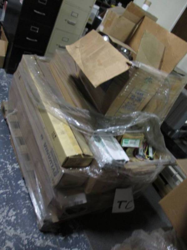 lot 27 image: Pallet of fluorescent light bulbs a...