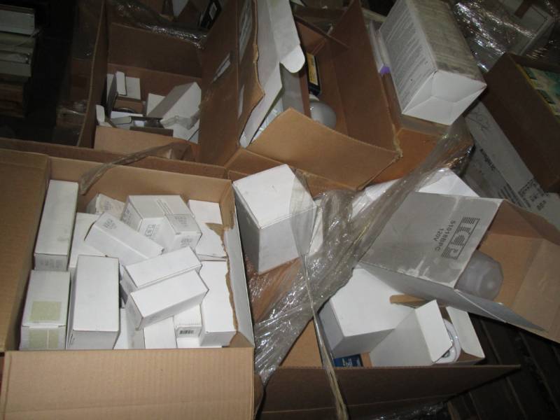 lot 28 image: Pallet of assorted light bulbs and ...