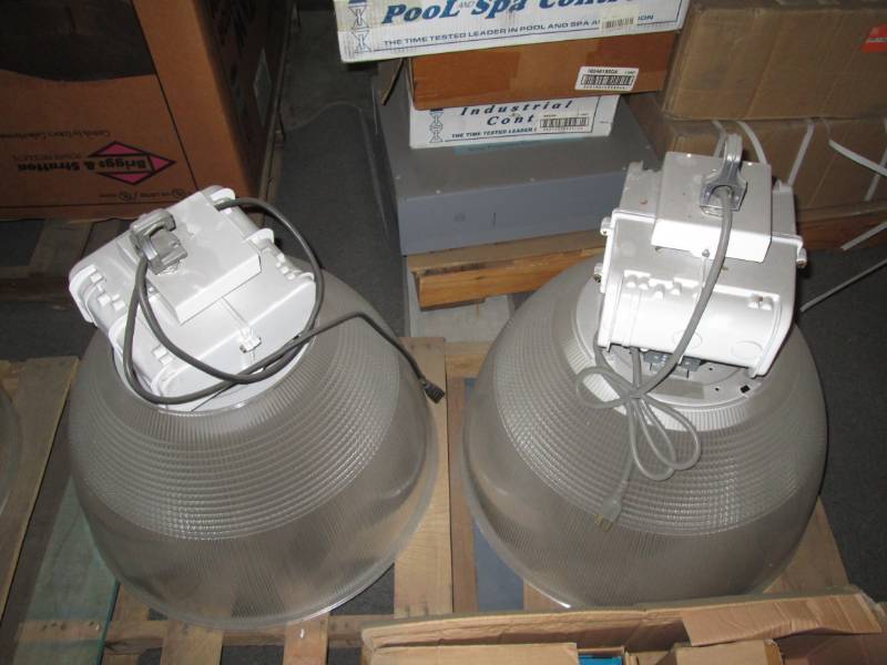 lot 31 image: 2 Large commercial lights...