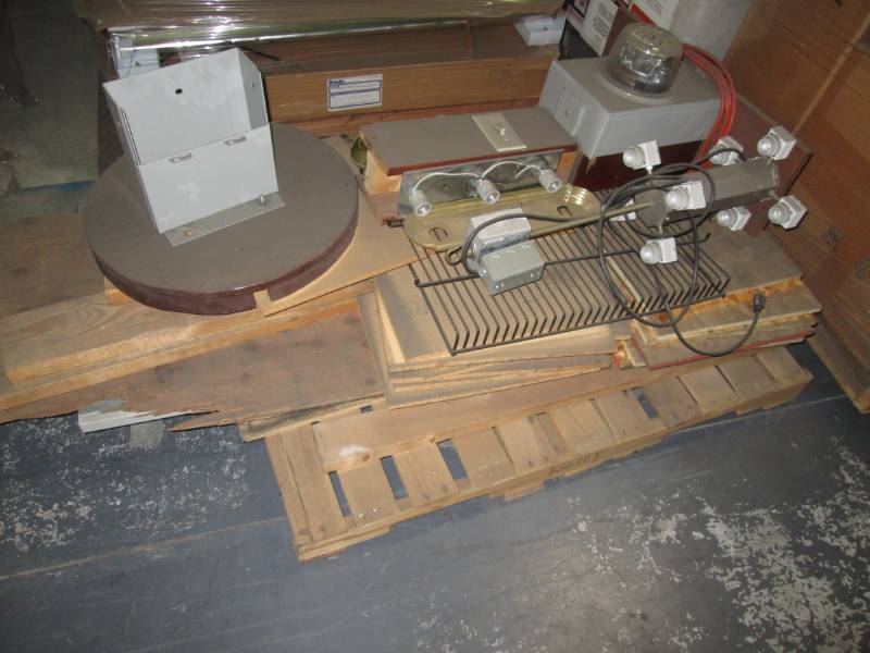 lot 35 image: Pallet of electrical displays, mete...