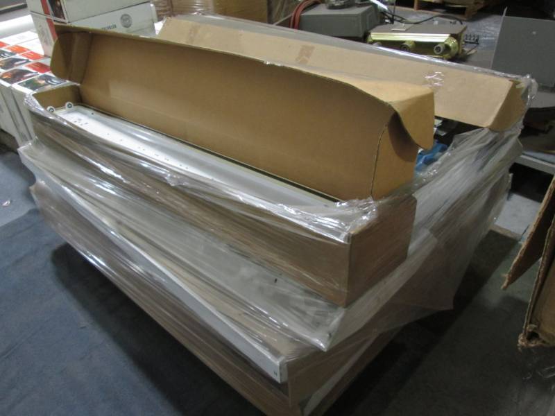 lot 39 image: Pallet of fluorescent light fixture...