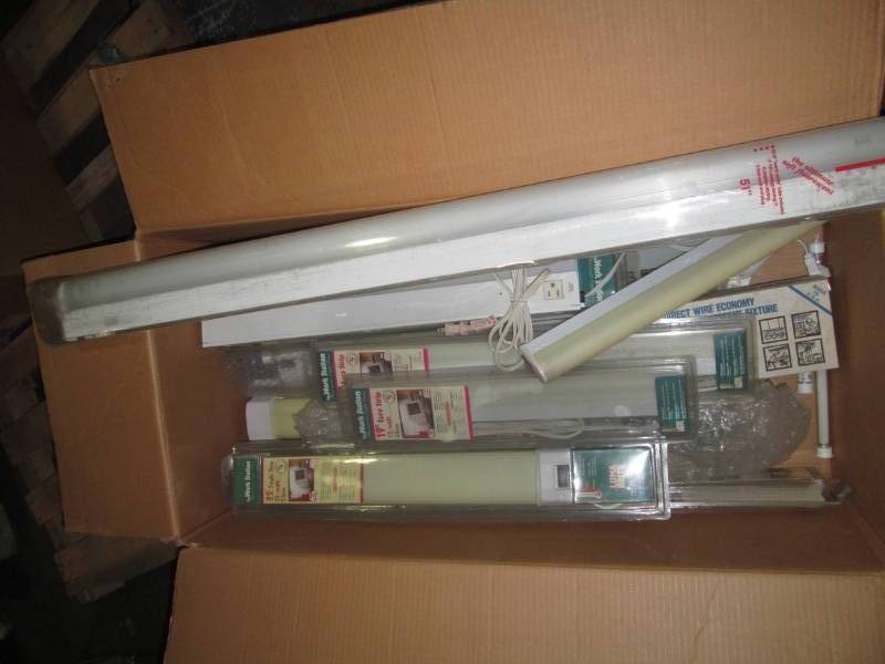 lot 52 image: Lot of fluorescent lights...