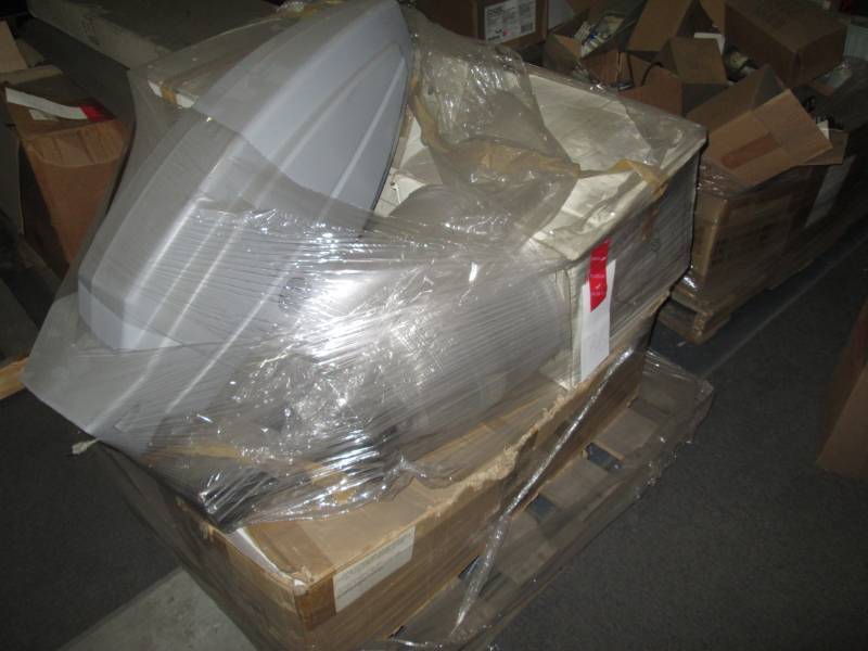 lot 136 image: Pallet of large street or parking l...