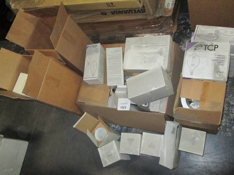 lot 139 image: Large lot of light bulbs...