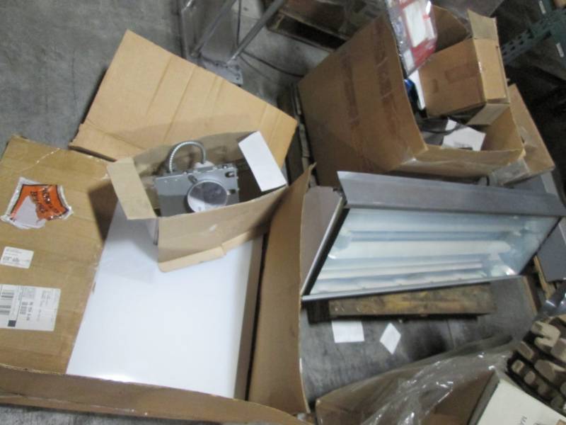 lot 151 image: Pallet of lighting   ...