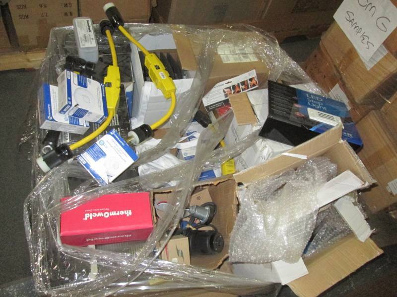 lot 180 image: Pallet of lights, electrical equipm...