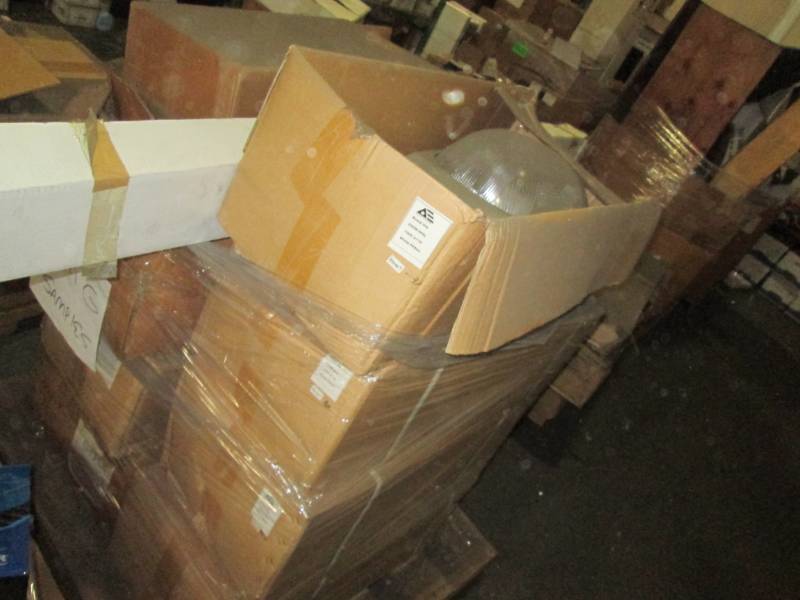 lot 181 image: Pallet of utility lights...