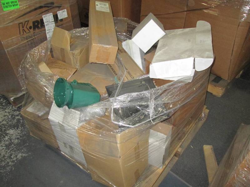 lot 186 image: Pallet of lights, heaters, and fixt...
