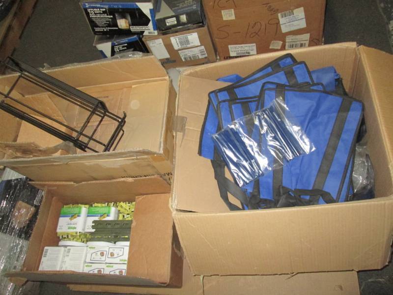 lot 190 image: Pallet of trade show hand outs, ele...