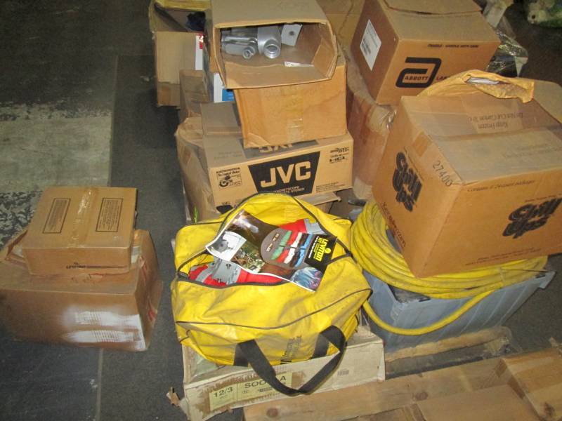 lot 191 image: Pallet of electrical connections - ...