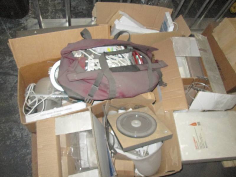 lot 193 image: Pallet of assorted lighting...