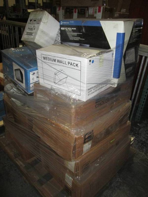 lot 195 image: Large pallet of assorted lighting a...