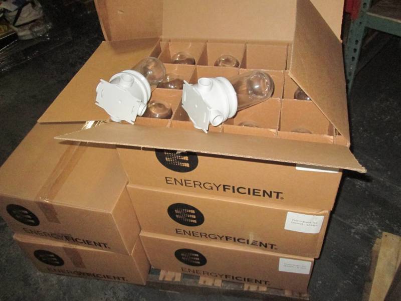 lot 204 image: 5 cases of Energyficient light sock...