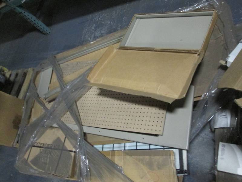 lot 209 image: Pegboard sales display kit...