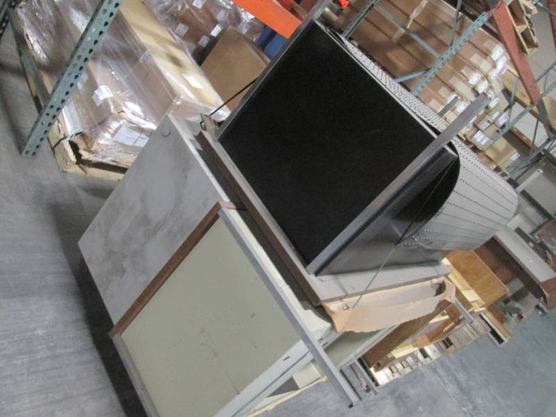 lot 211 image: 2 Desks and a file cabinet with key...