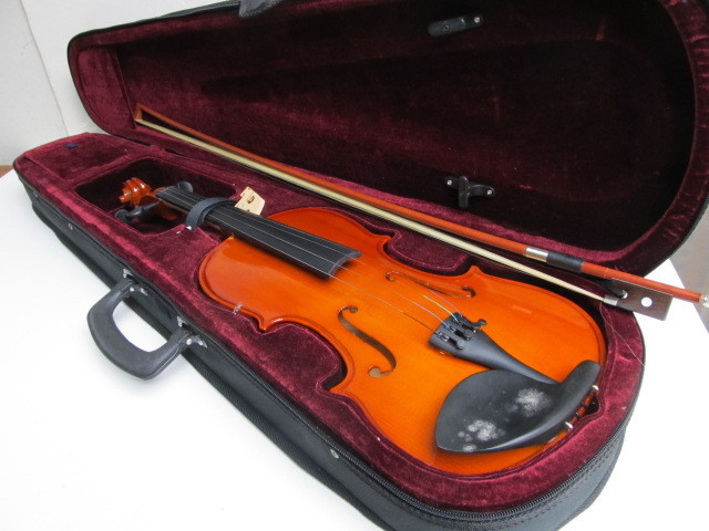 lot 18 image: Violin wCase & Bow  - 23