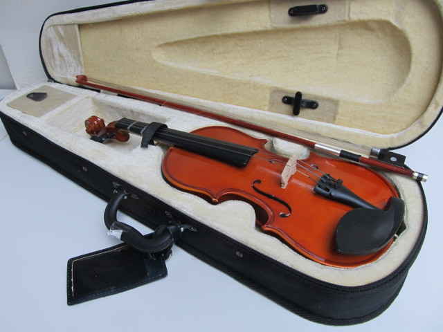 lot 20 image: Cecilio Violin wCase & Bow