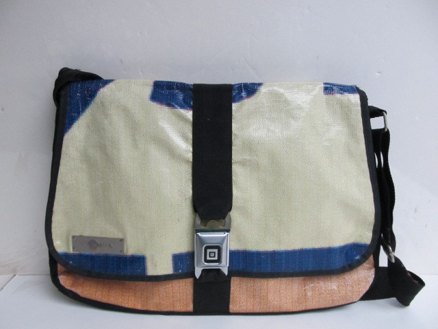 lot 25 image: Vy & Elle Seatbelt Purse