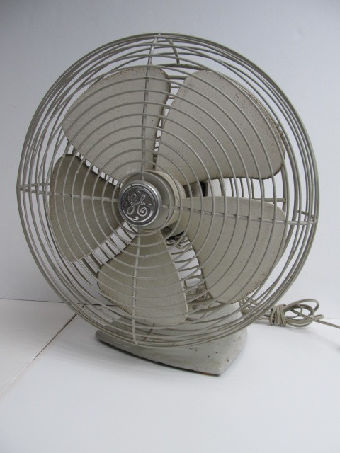 lot 27 image: Vintage GE Electric Fan