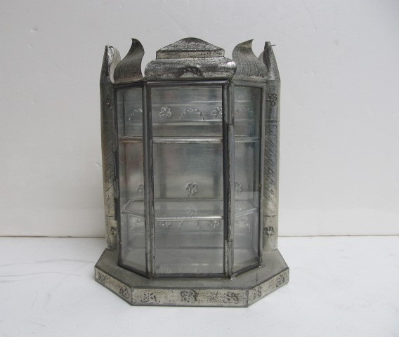 lot 40 image: Vintage Small Tin & Glass Display Case