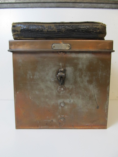 lot 66 image: Antique Kennedy Brothers Hunting Box w Seat