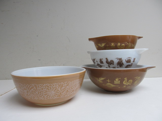 lot 56 image: Group of Vintage PYREX Mixing Bowls