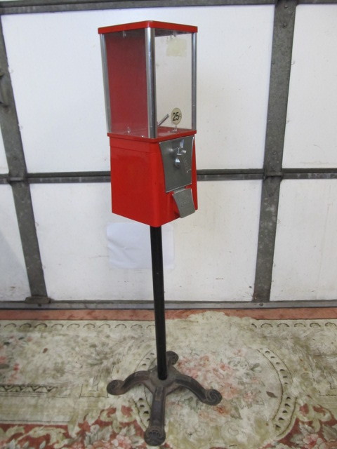 lot 101 image: Vintage Eagle Gumball Vending Machine wStand