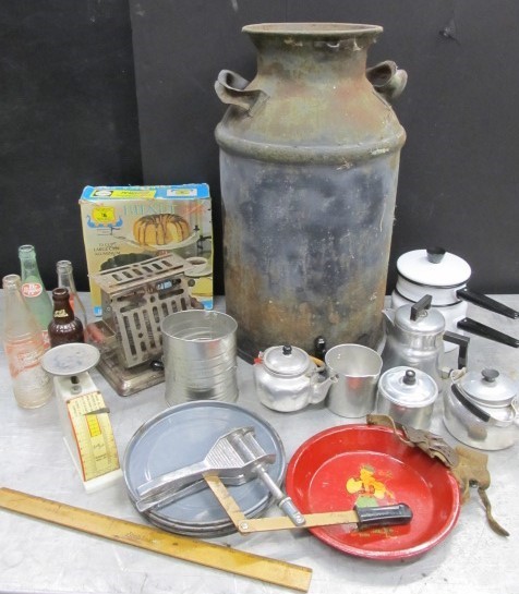 lot 104 image: LARGE Lot of Vintage Collectibles Kitchen Items Enamelware etc