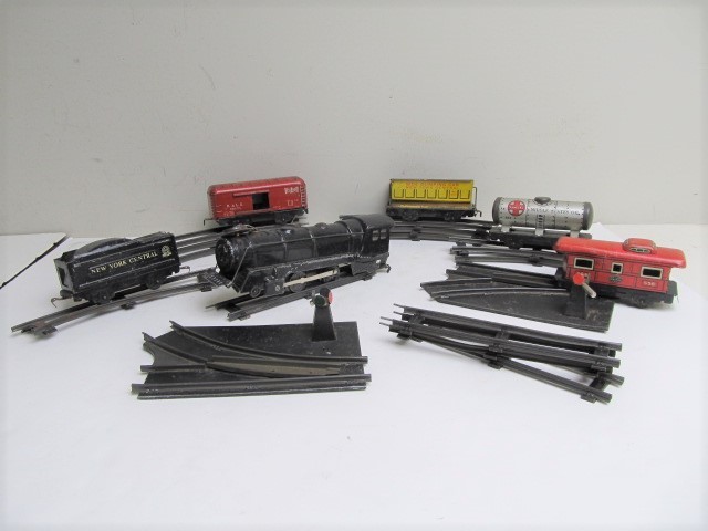 lot 79 image: Group of Vintage MARX Metal Trains & Track